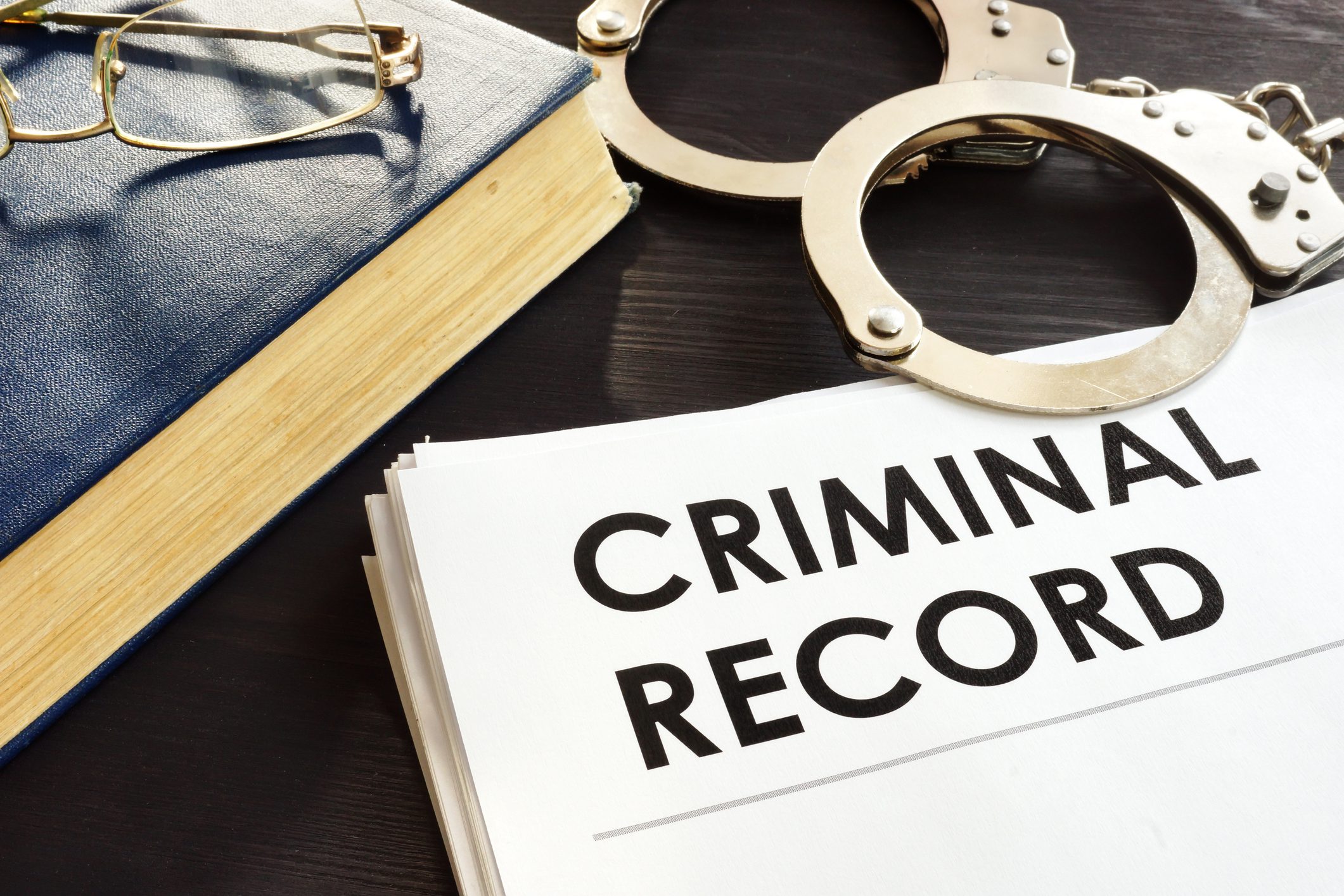 Documentos de récord criminal y esposas