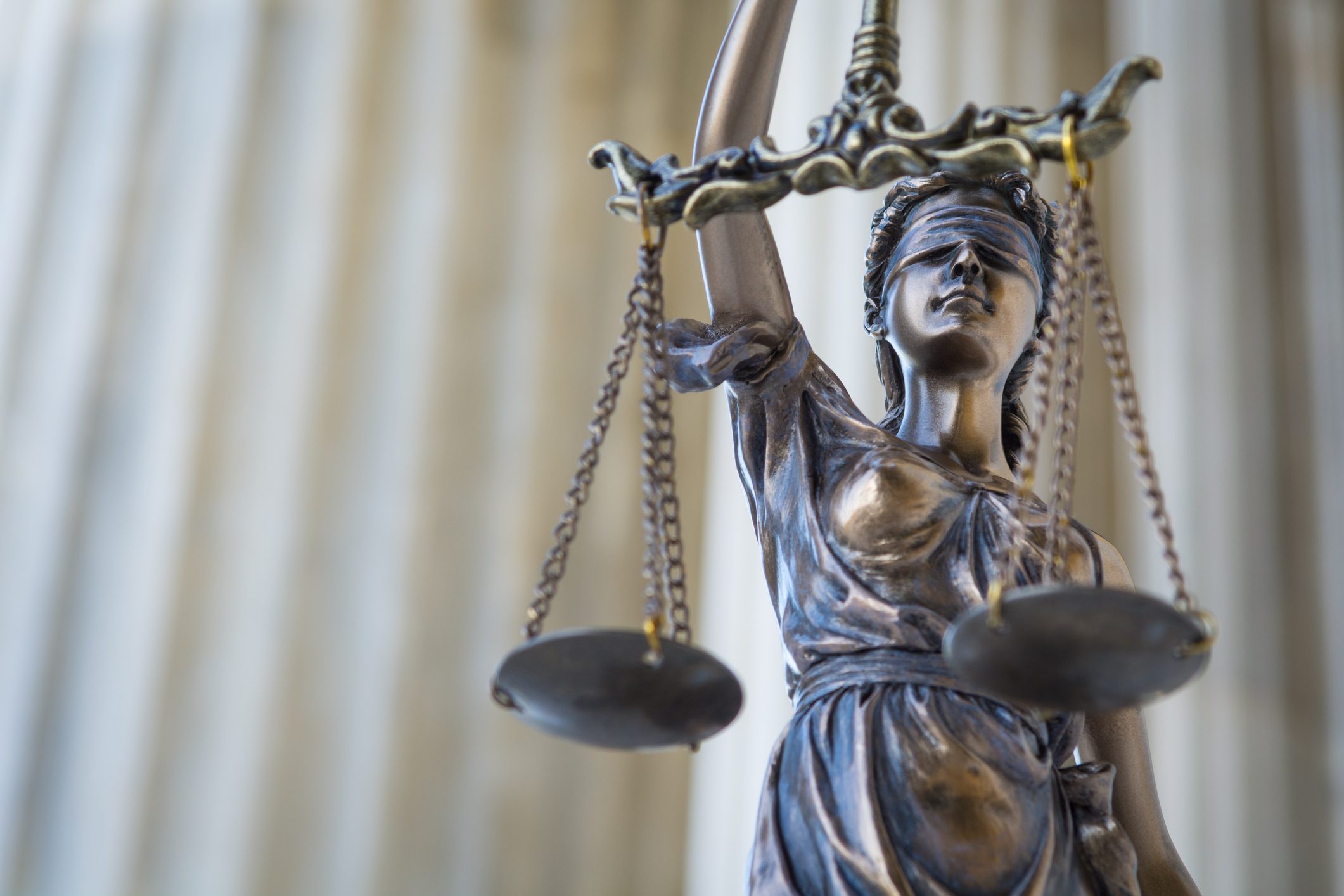 Estatua de la justicia con balanza