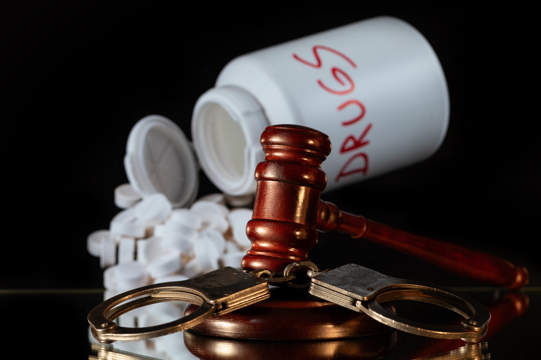 Mazo judicial, esposas y medicamentos