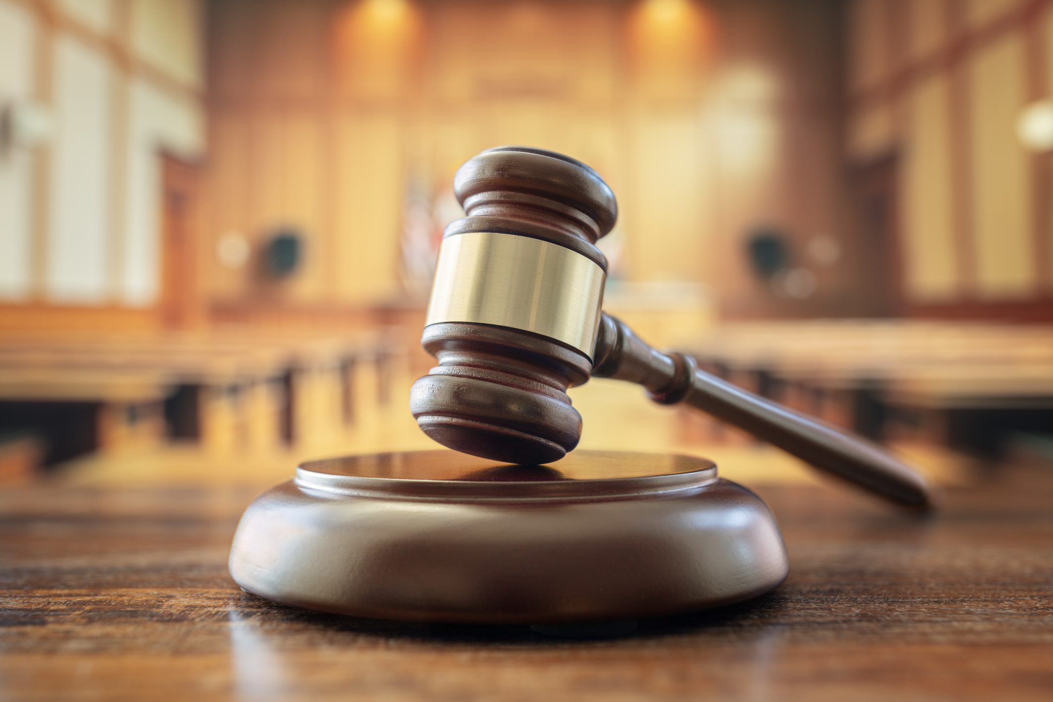 Mazo de juez sobre una mesa, símbolo de resolución judicial