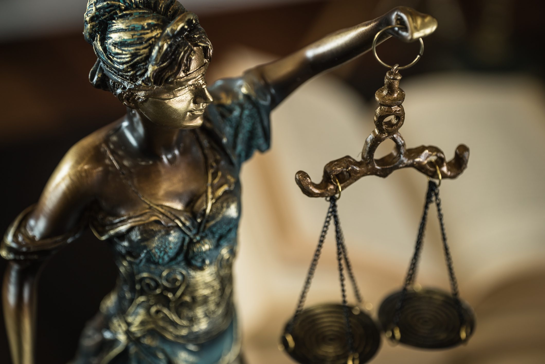 Estatua de la justicia en una oficina legal